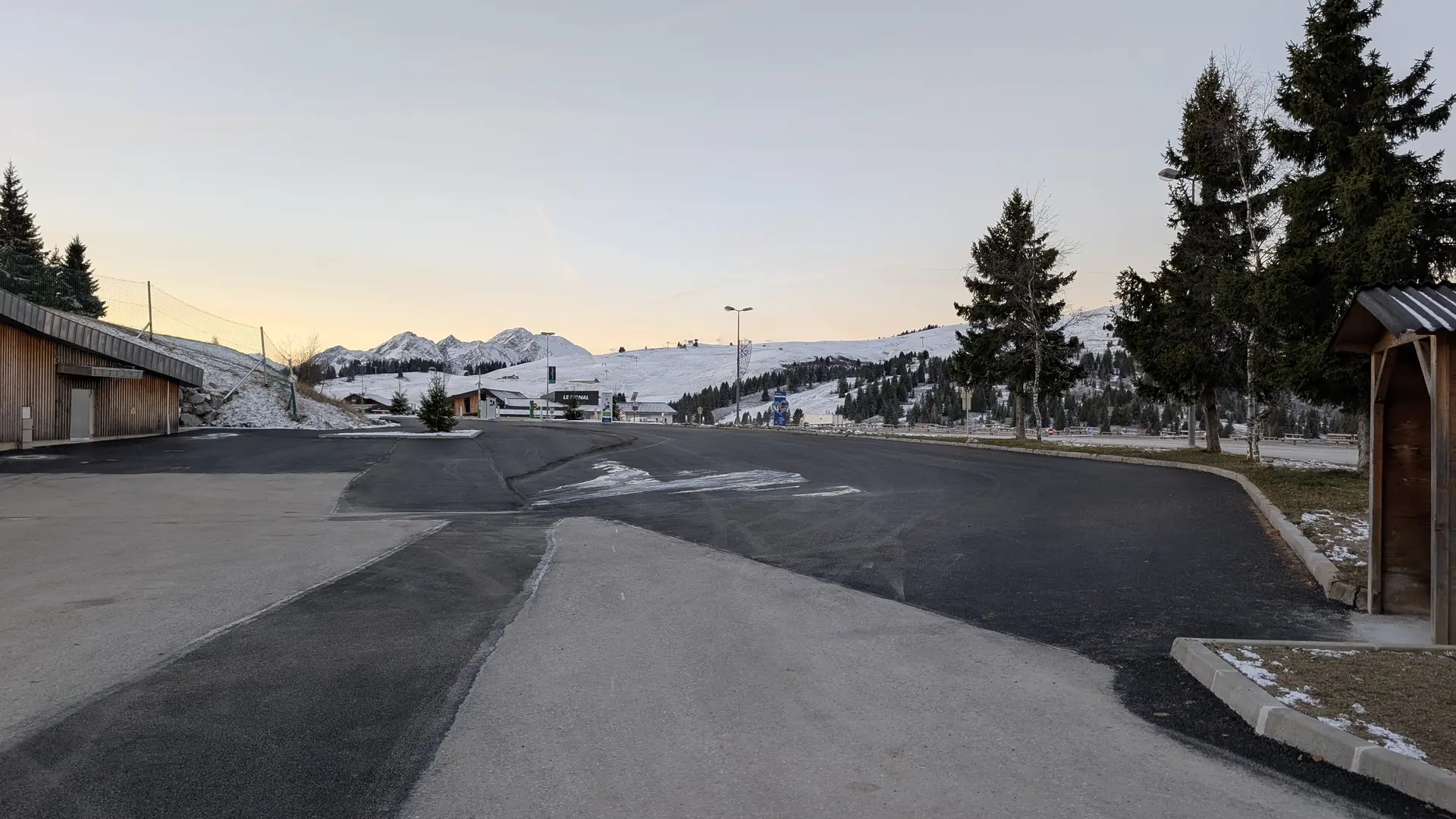 Accessible via le 1er rond point côté Val d'Arly