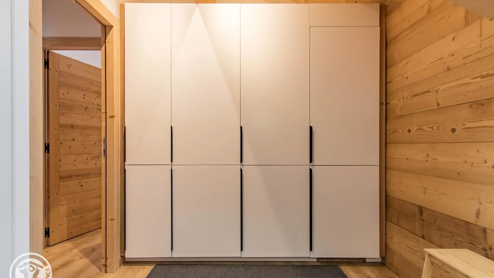 Buanderie avec deuxième frigo, appareils à raclette et fondue, lave linge et sèche linge