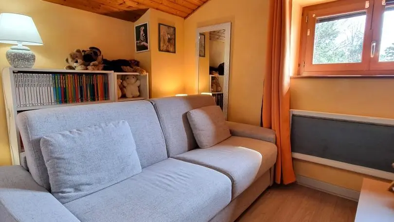 La chambre Les Mésanges se  compose d'un lit 160x200cm et d'une salle d'eau attenante et privative. Un canapé-lit 140x180 est mis à disposition pour offrir un couchage d'appoint sur réservation.