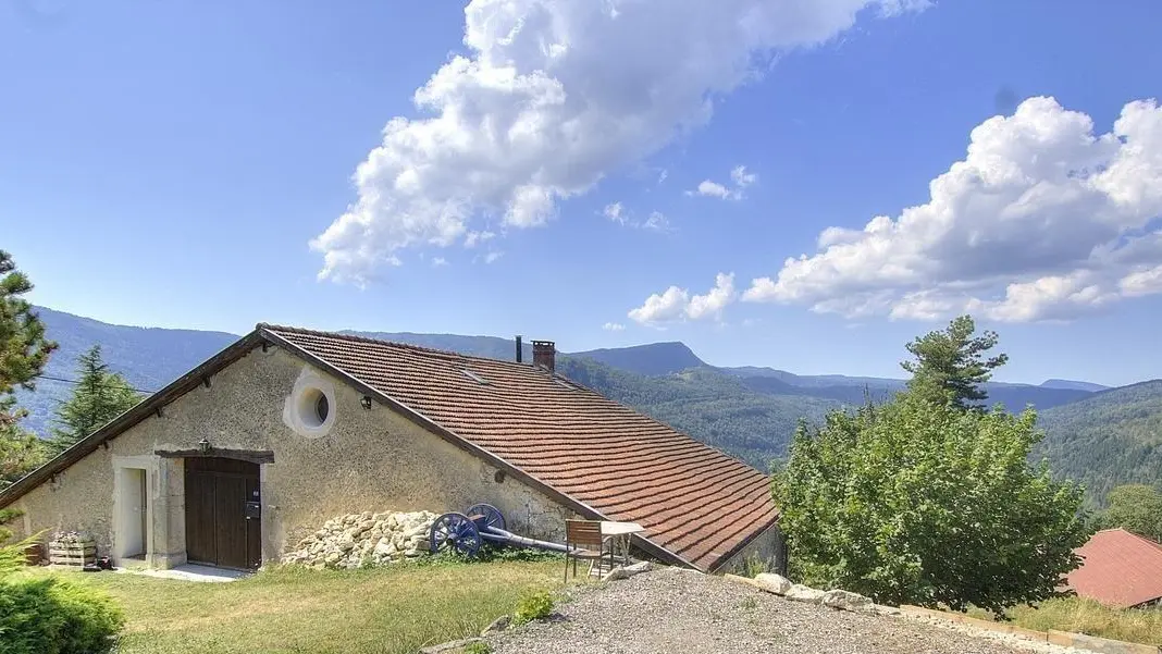 Parking privé au gîte et l'entrée du gîte.