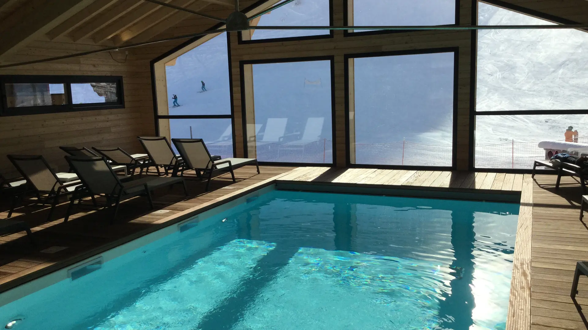 Piscine avec vue sur les pistes