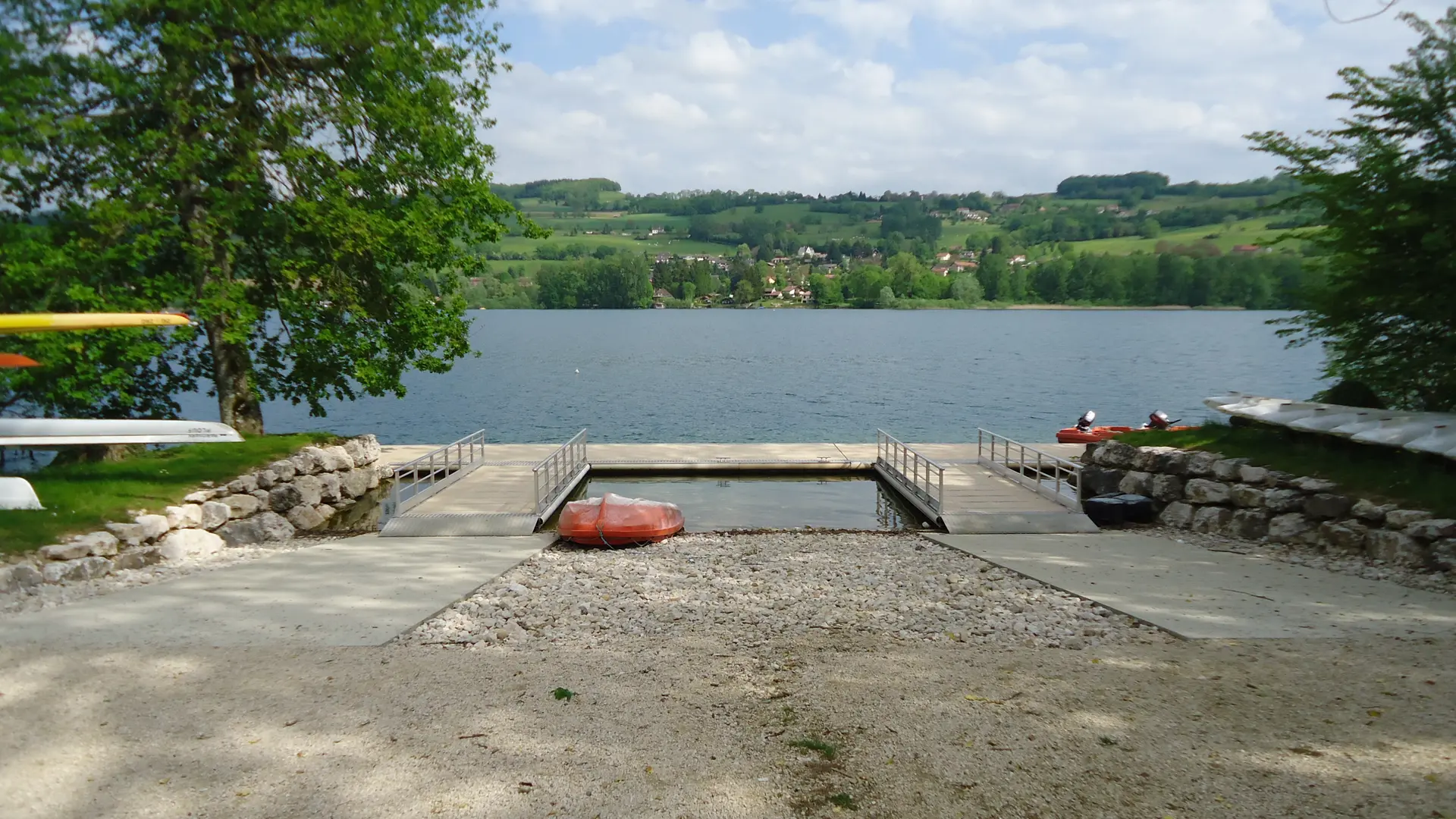 La base du Club Aviron du Lac Bleu