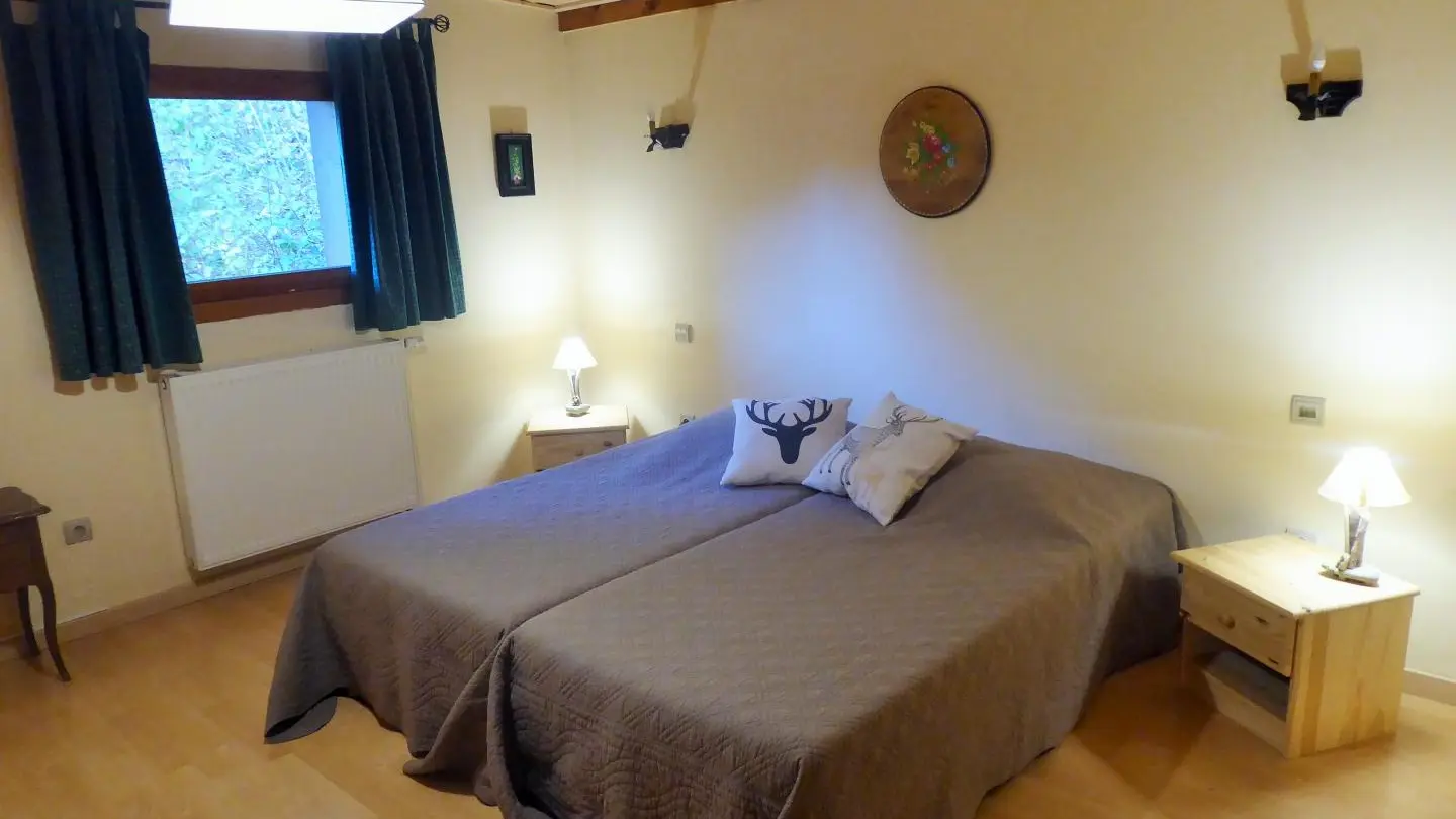 Chambre EDELWEISS pour 2 personnes.
Un lit médicalisé peut être installé dans cette chambre (Sur demande auprès de la pharmacie de Thônes)
