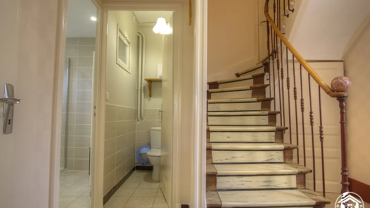 escalier muni d'une porte à l'étage fermant a cle. commodite independante de la salle d'eau