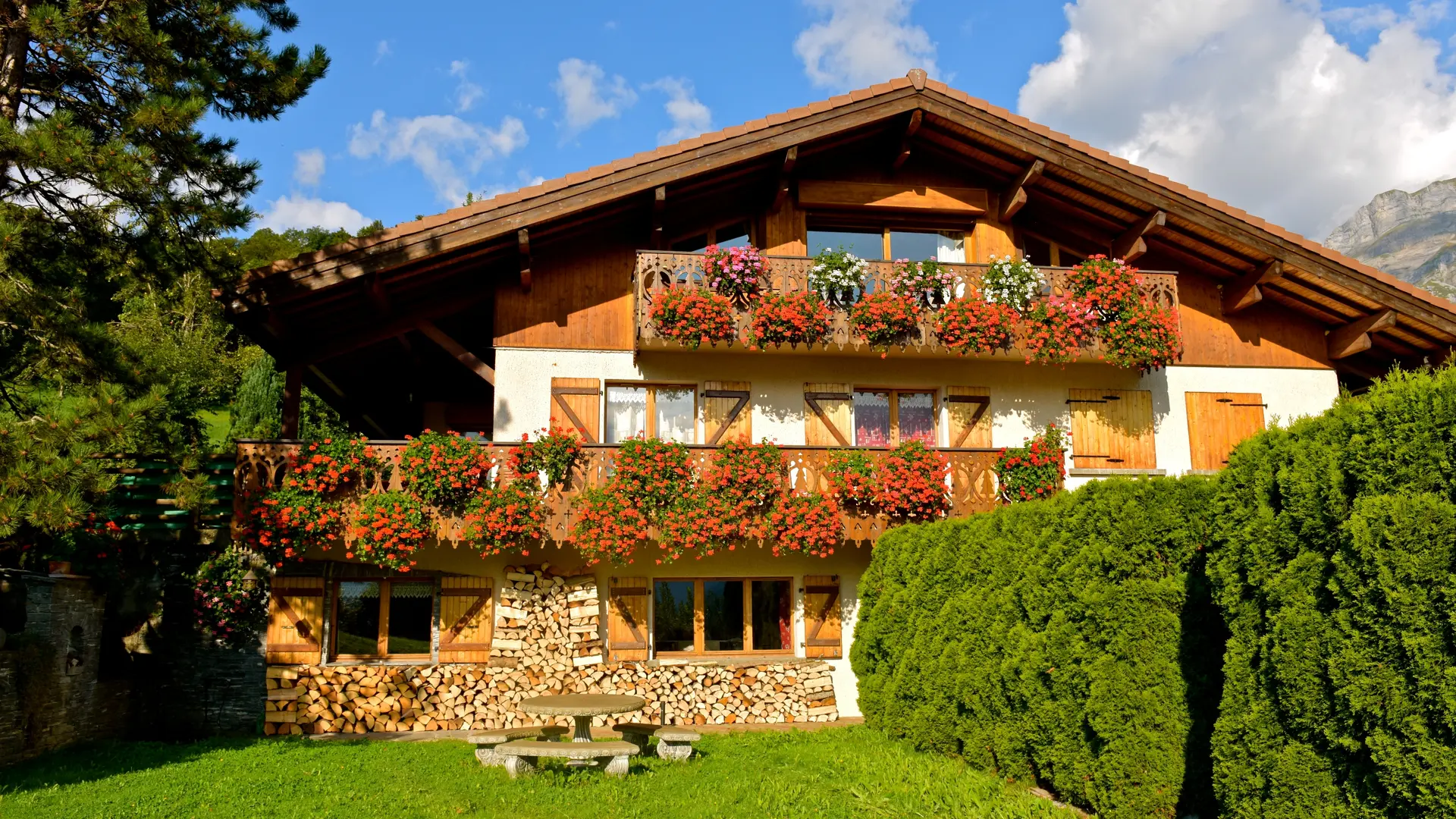 Chalet en fleurs Isouxjj