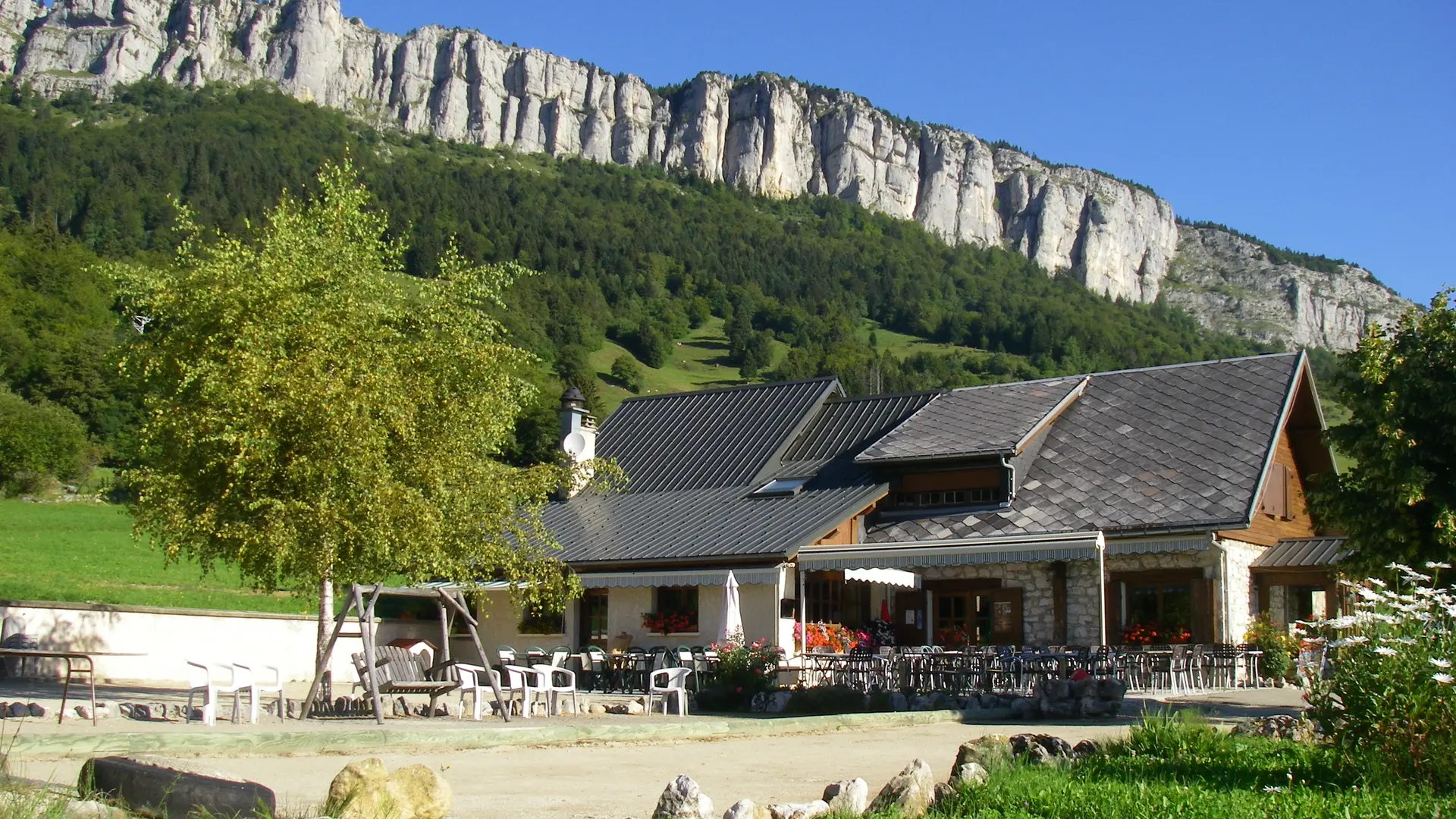 Vue sur l'Auberge en été