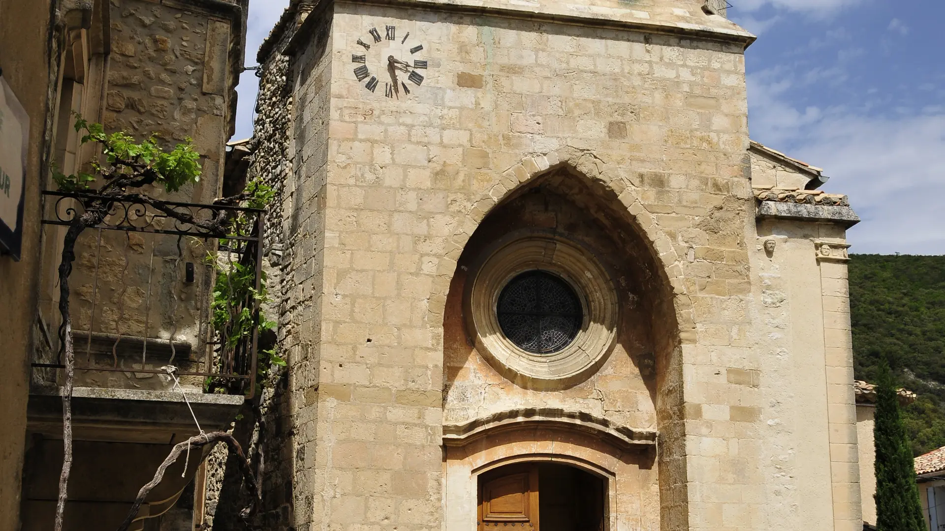 Façade de l'église - Rousset Les Vignes