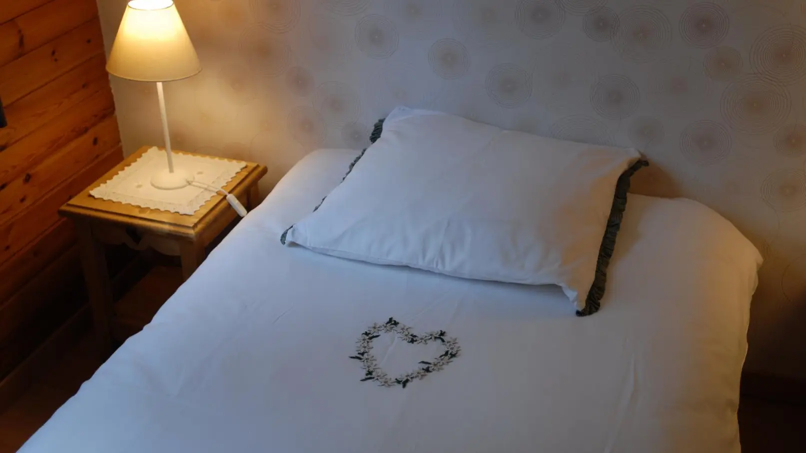 Chambre Est lit de 90 (détail)