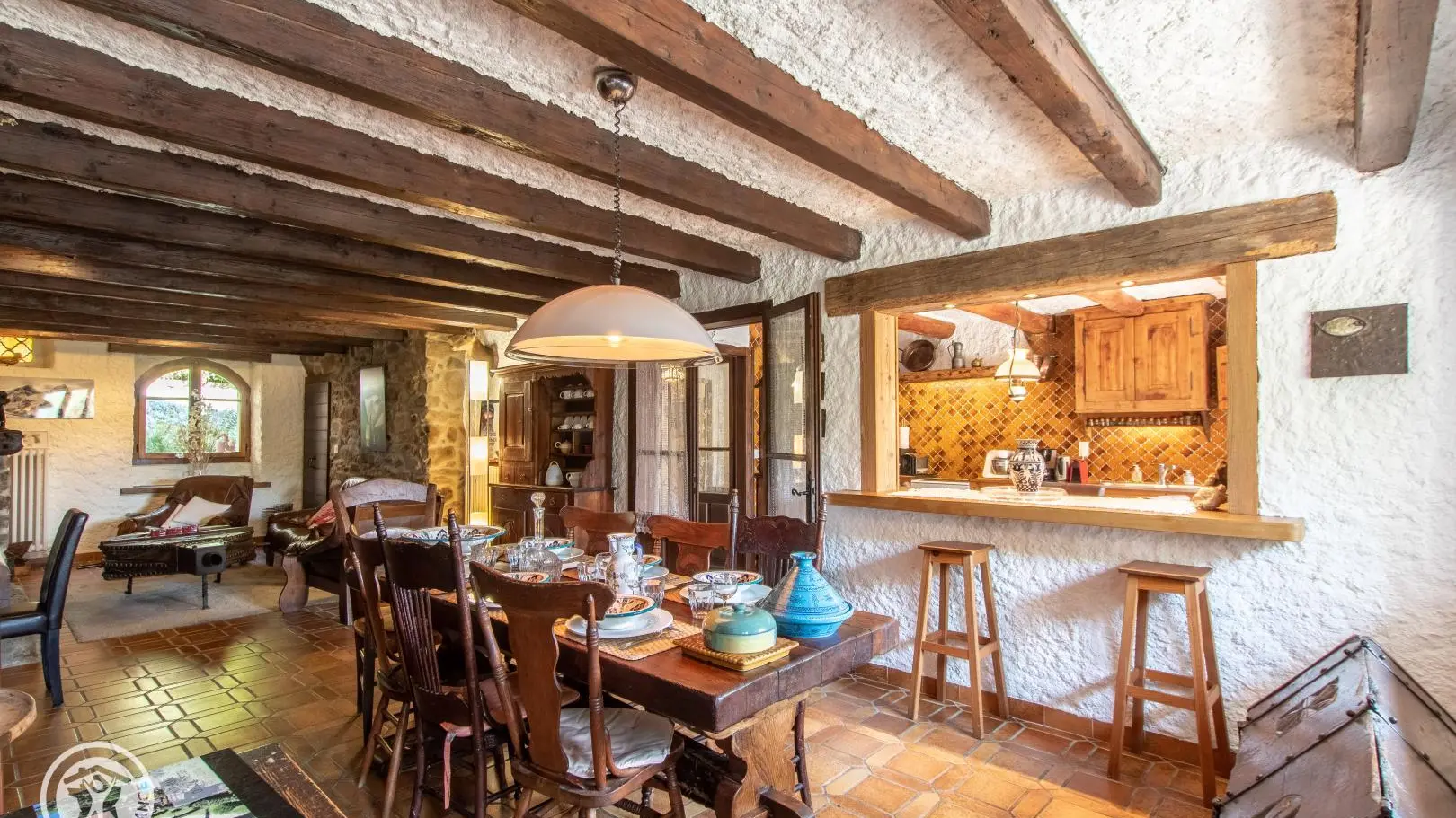Espace repas avec ouverture sur la cuisine