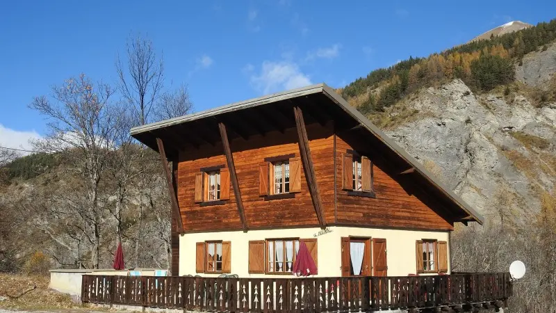 Vue du chalet avec terrasse sur deux étages