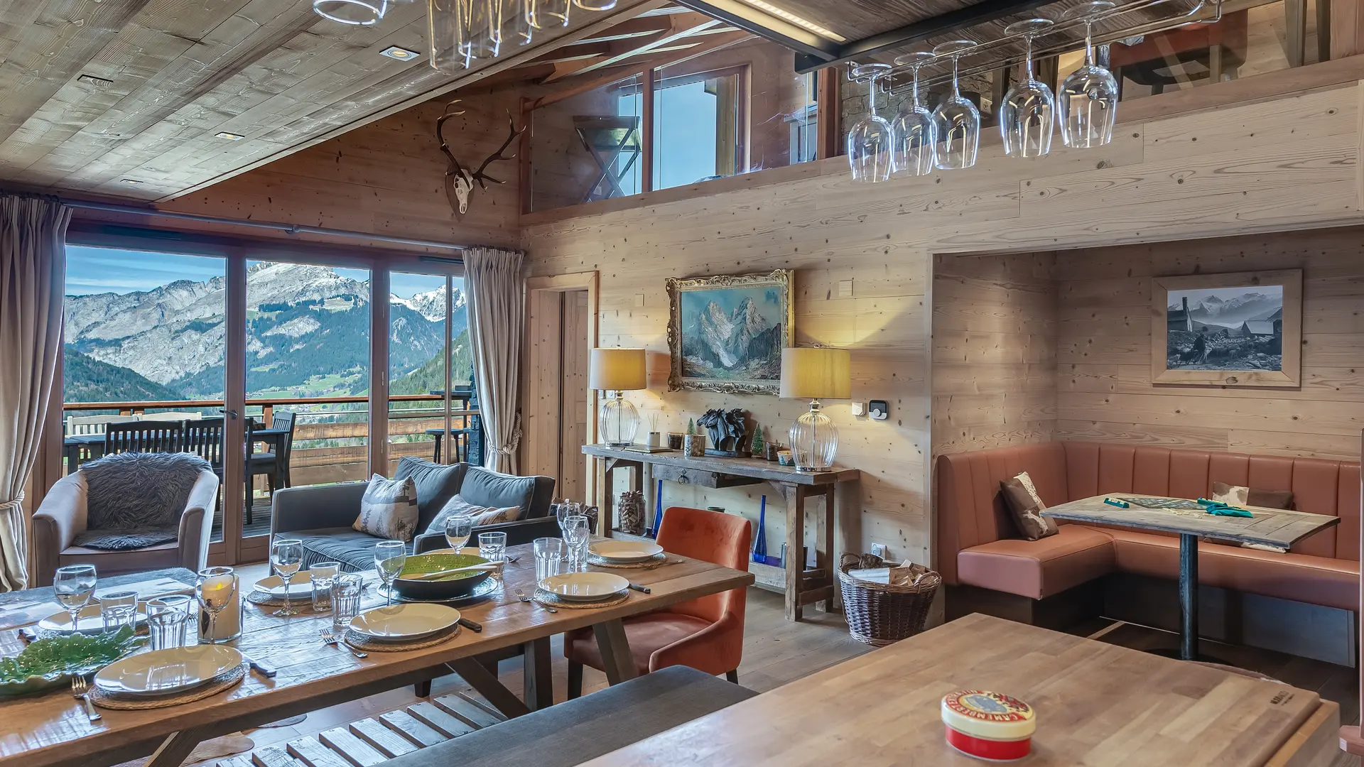 Salle à manger, grande baie vitrée, vue panoramique sur les montagnes et le village