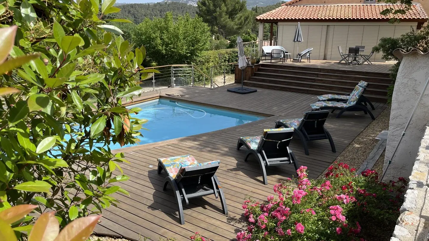 VUE SUR LA PISCINE AVANT MISE EN PLACE GARDE CORPS