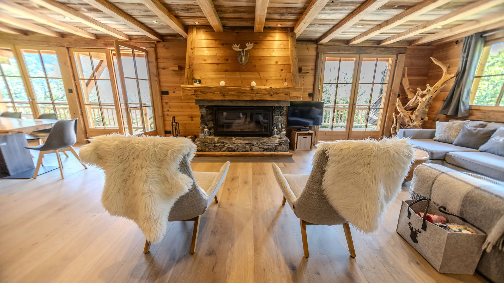 Un grand espace à vivre avec coin salon, cheminée et salle à manger