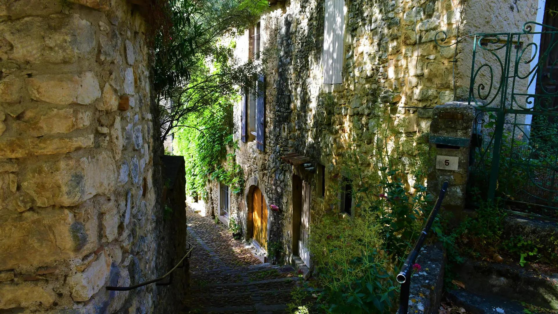 la Roque sur Cèze - ruelle ombragée