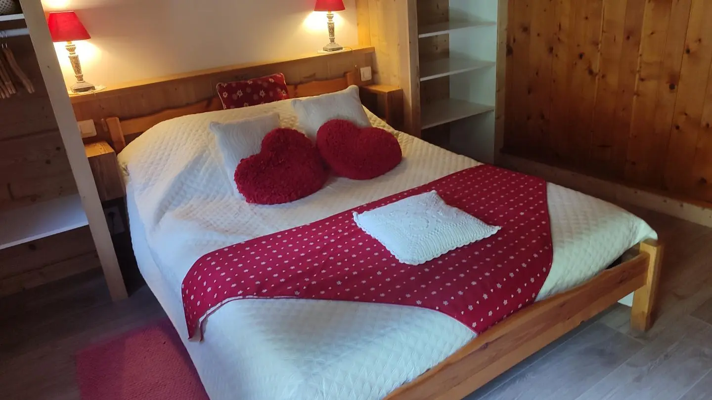 Chambre parentale avec plus de pieds de lit et changement de couvre lit suivant la saison