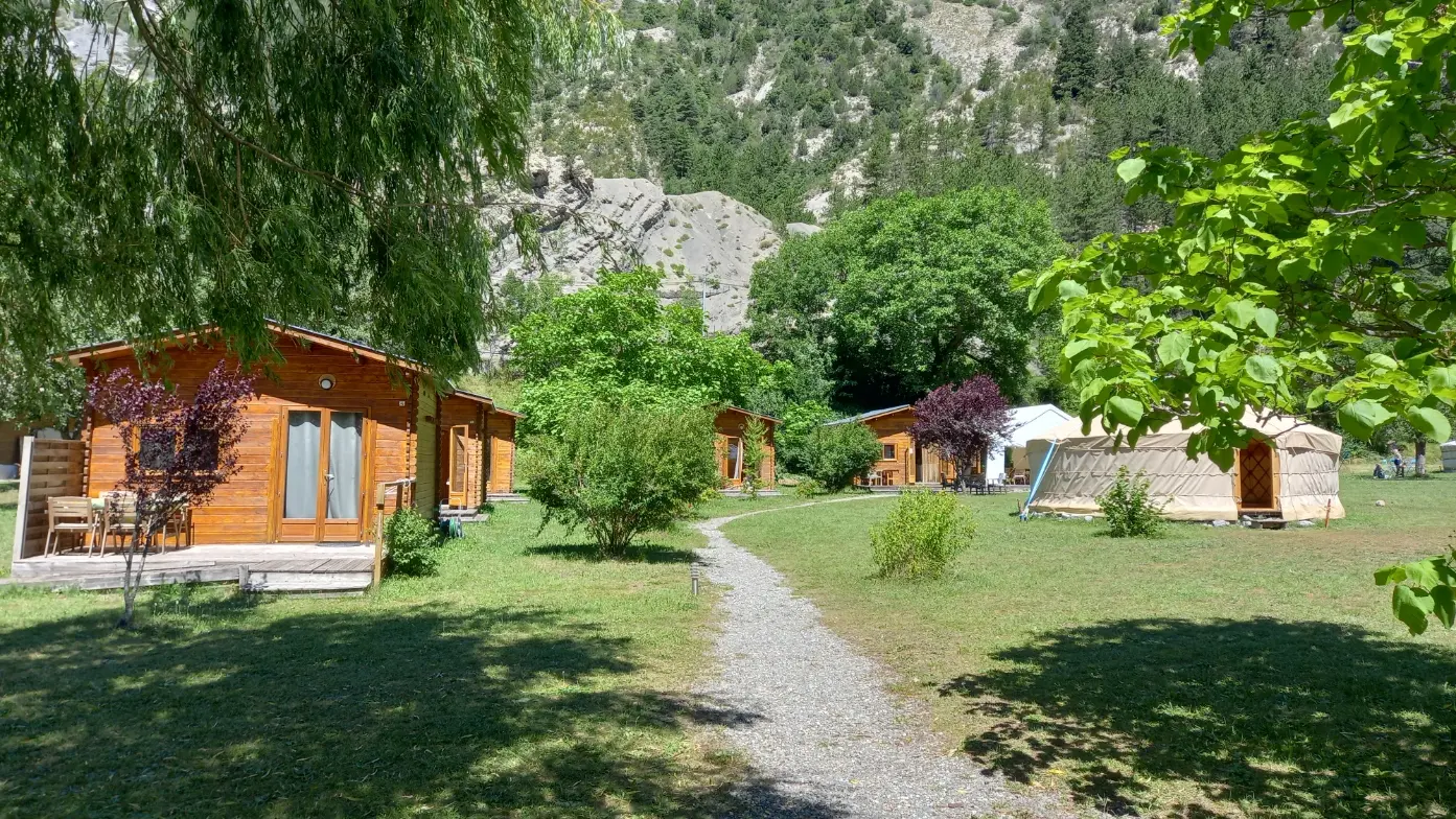 vue sur chalets et yourte Mandala