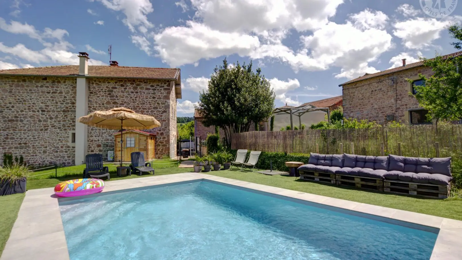 Piscine commune au gîte de Chloé et gîte de Noailly