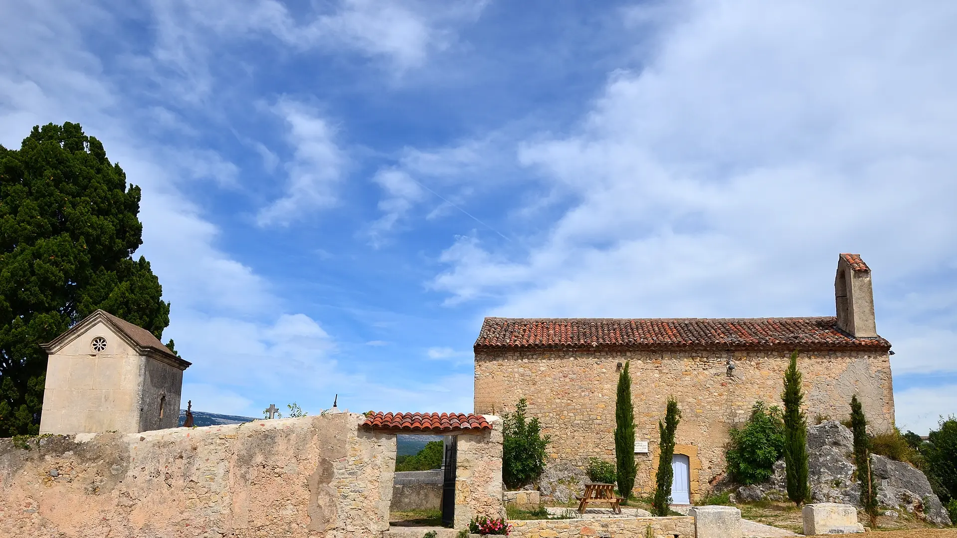 chapelle cimetière et aire