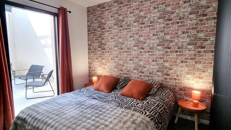Dortoir Manhattan : un lit 160x200 et deux lits 90x200 disposant d'une salle d'eau (douche - double vasque).