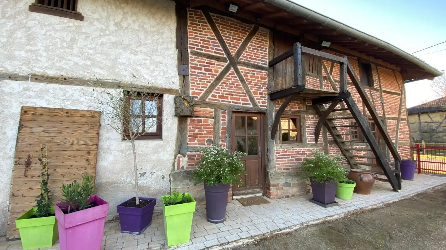 Façade du gîte avec l'entrée dans la maison
