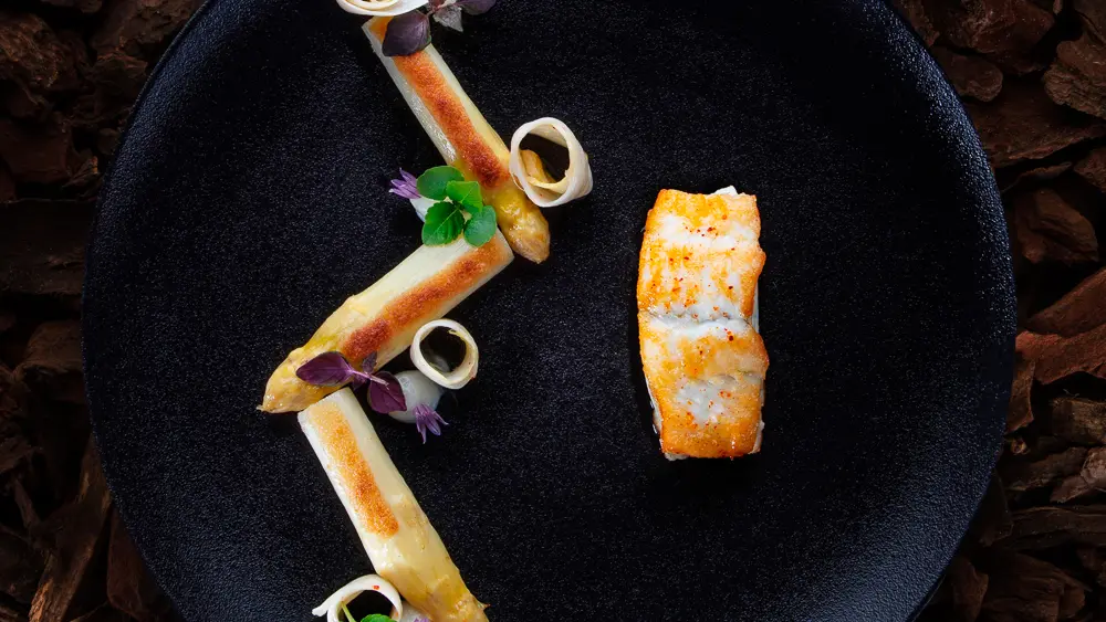 Le turbot, filets snackés, asperges blanches de Laurent Dumas en viennoise et sauce hollandaise.