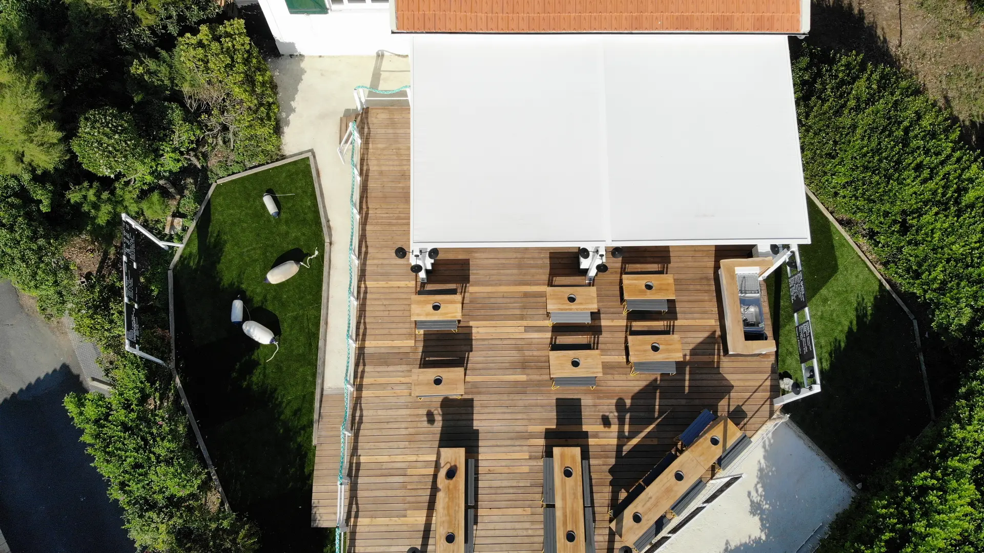 Vue aérienne de la terrasse du restaurant Juste