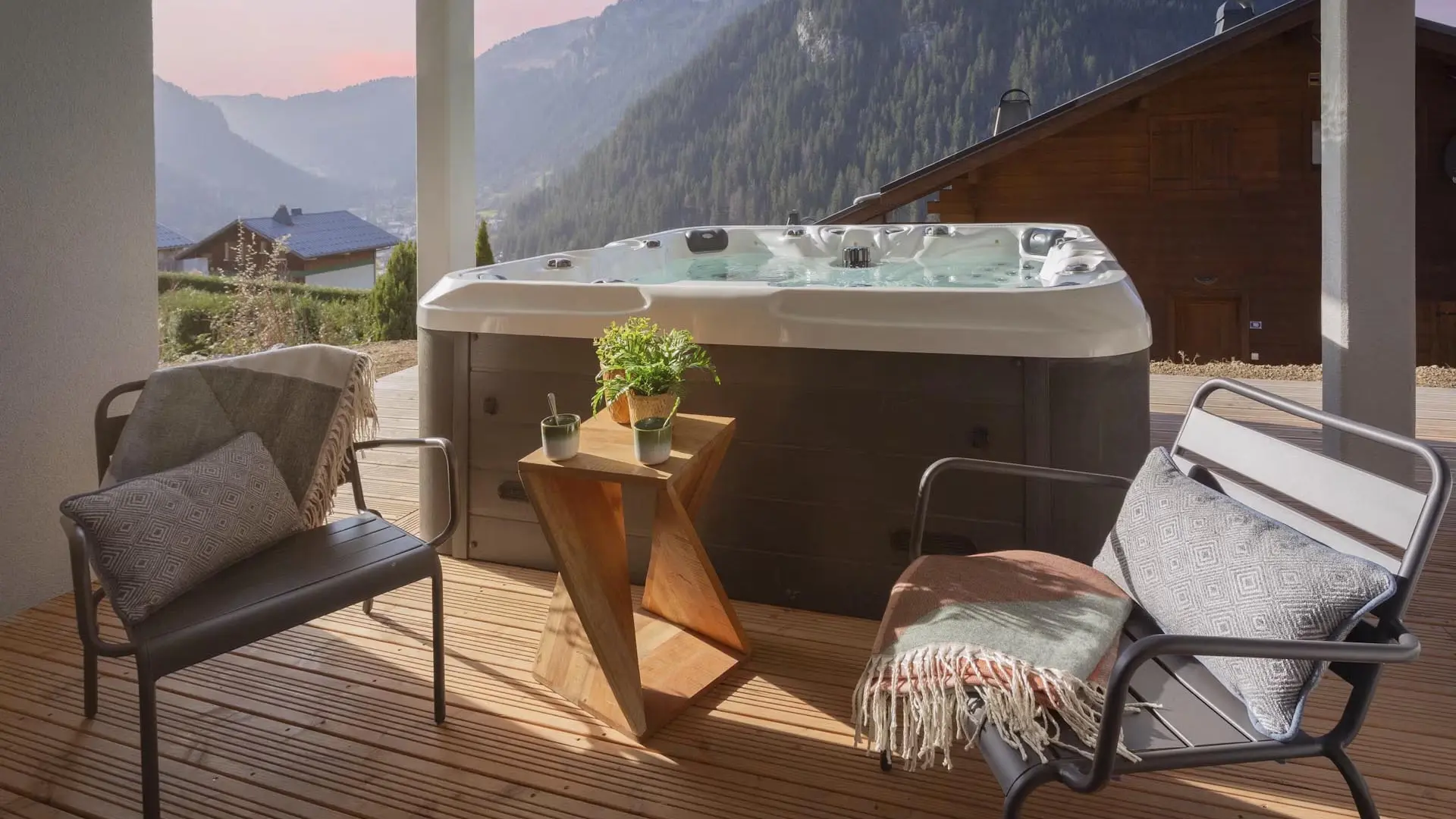 Terrasse couverte avec bain à remous, salon de jardin, vue sur les montagnes