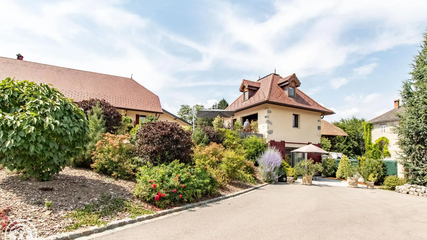 Devant la chambre La Tournette, avec massif paysager