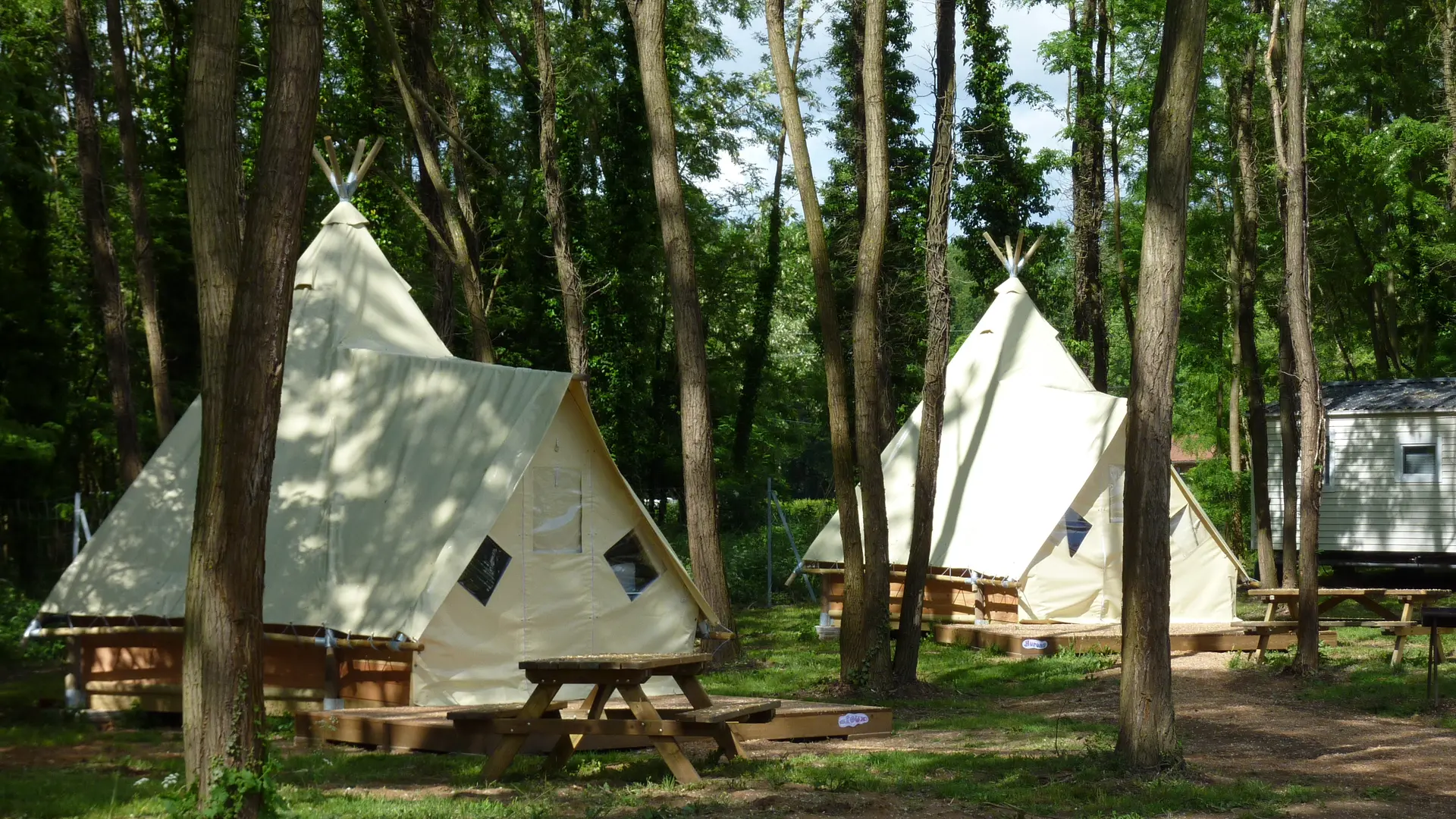 Tipis du camping du lac de Cormoranche