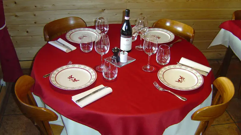 Table ronde de restaurant, nappe rouge, service