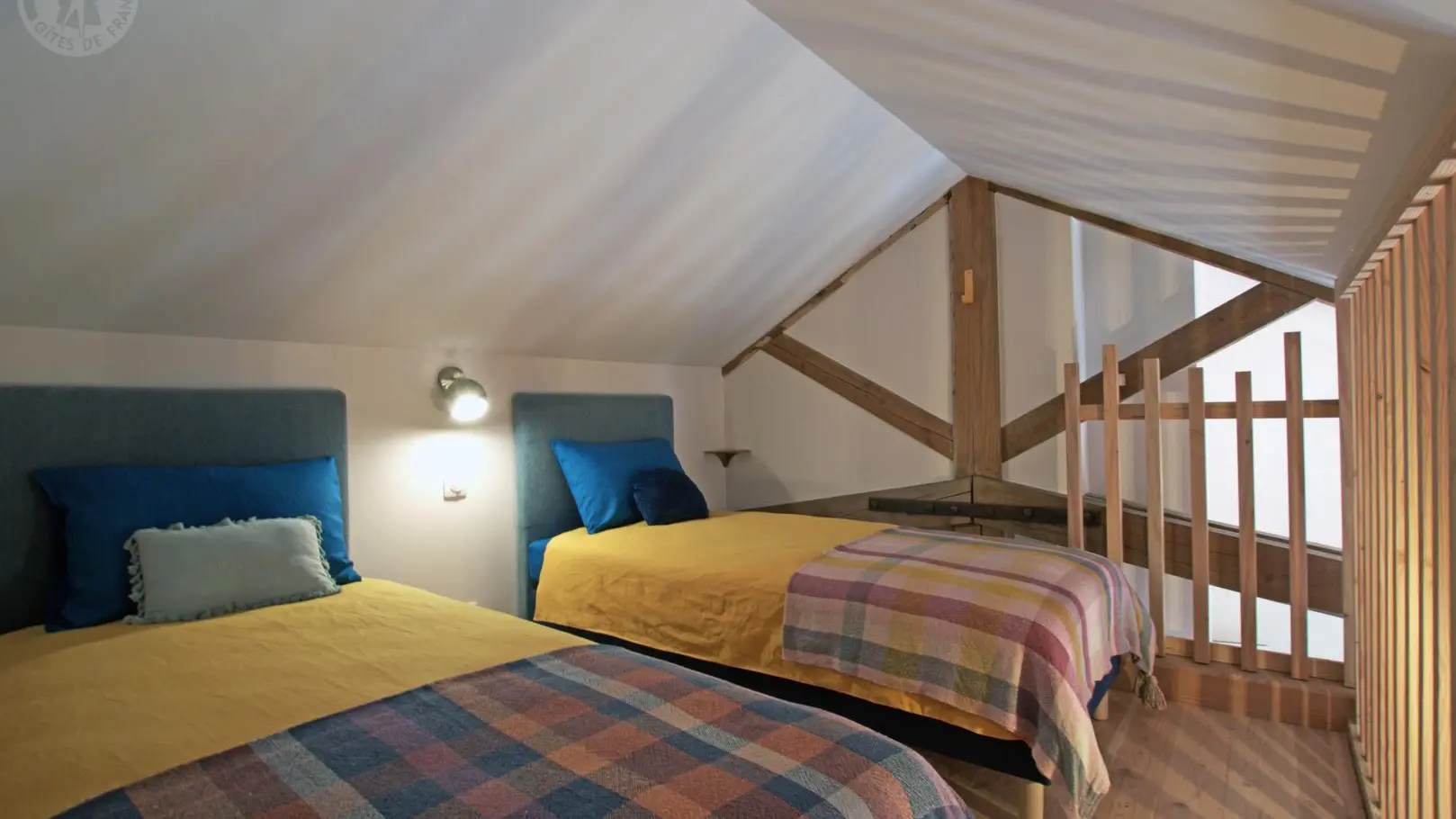 Mezzanine Spacieuse, tablettes et portes-manteau