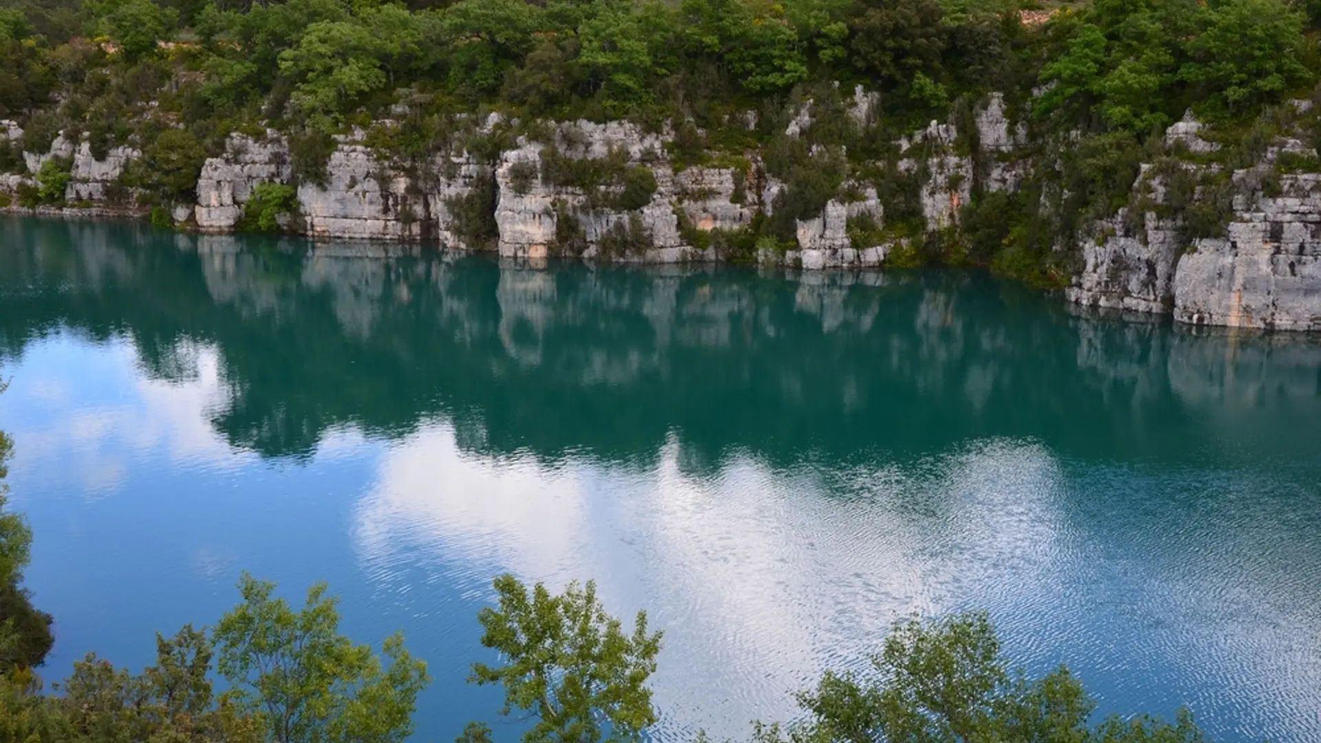 Reflet des nuages sur l'eau du Verdon