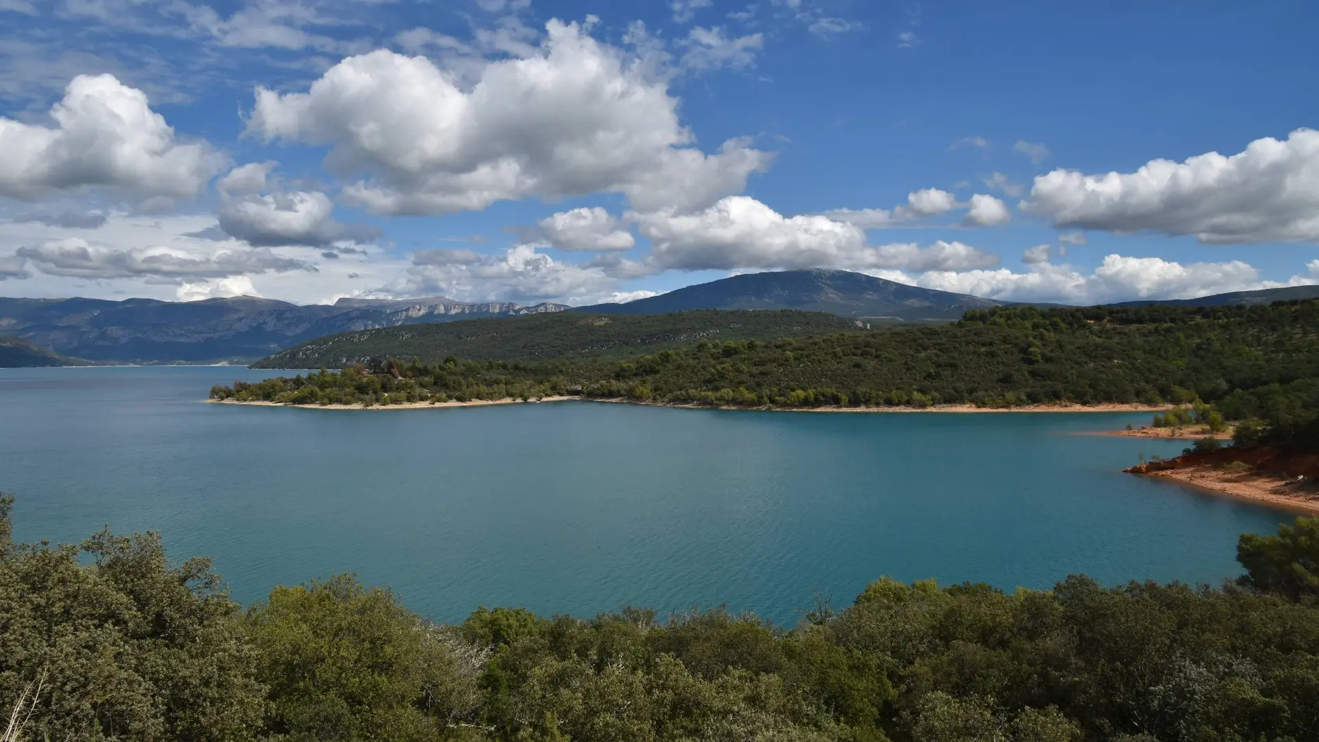 Vue sur le lac de Sainte Croix avec ses berges arborées