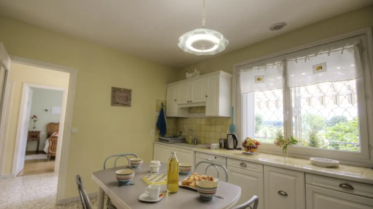 grande cuisine très bien équipée , donnant sur un balcon et la cour fermée