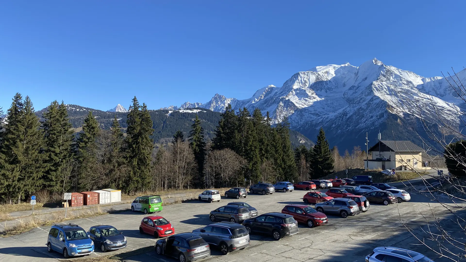 Parking du Bettex avec la vue sur le Mont-Blanc