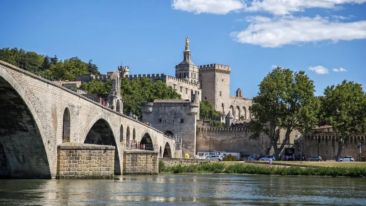 AVIGNON LE PONT A 72 KM DU DOMAINE