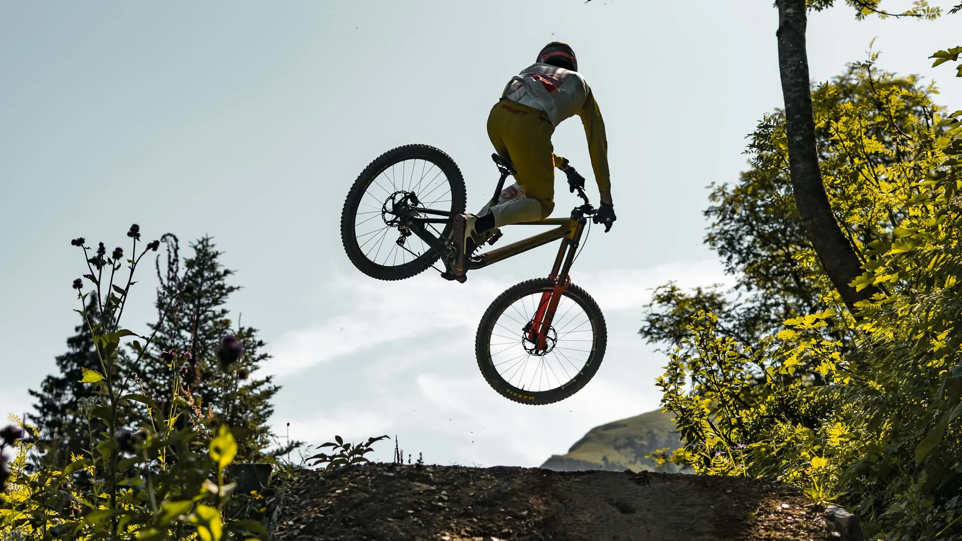 VTTiste faisant une figure dans le bike park de Châtel