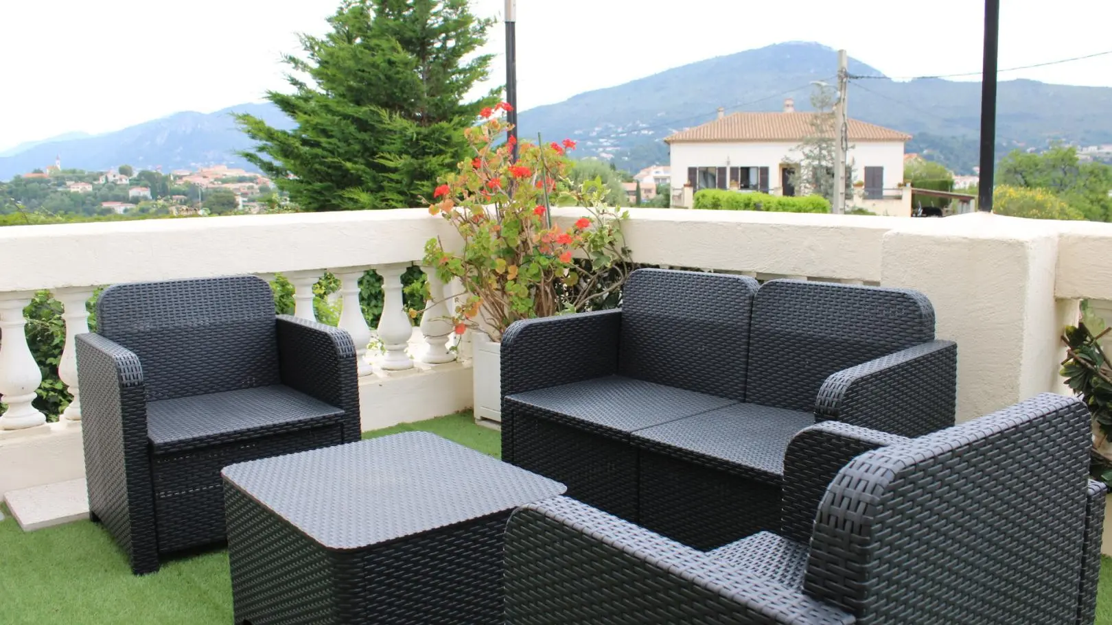 Terrasse de 40 m2  vue panoramique sur les Alpes . Salon de jardin- Villa Madeleine - Gîtes de France Colomars