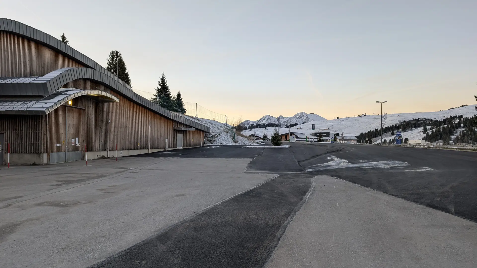 Stationnement plus de 24h. Parking payant.