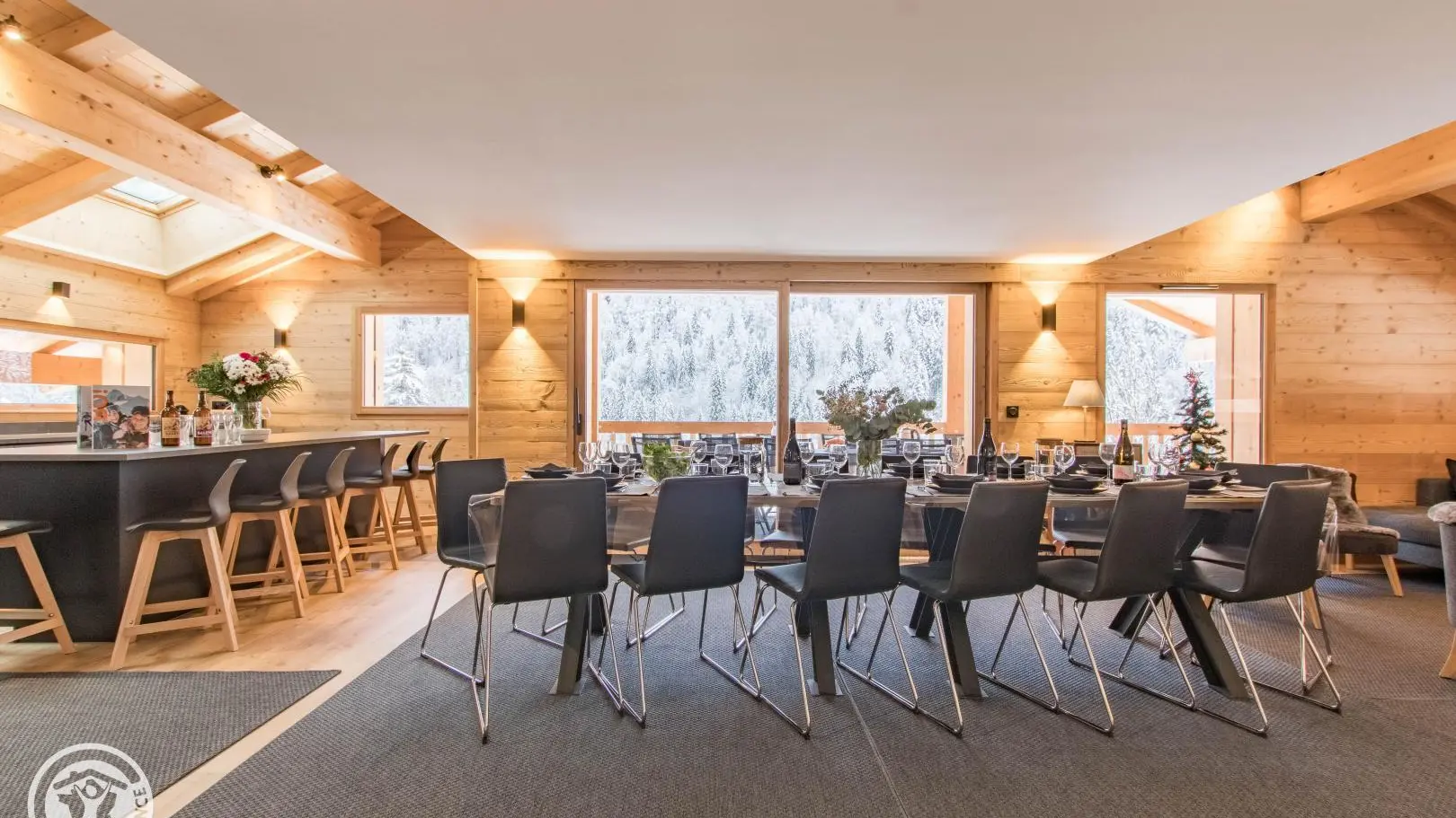 Pièce à vivre avec espace cuisine et espace repas pour 12 personnes