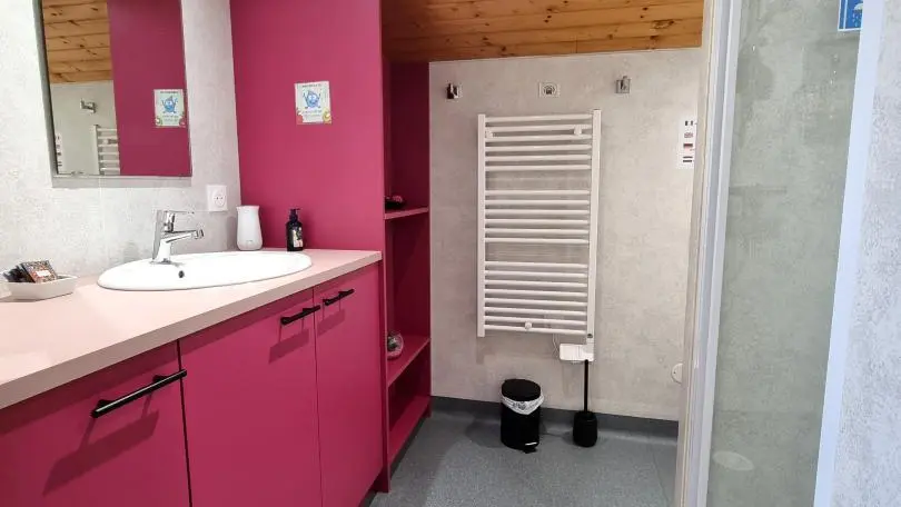 La chambre Les Mésanges se  compose d'un lit 160x200cm et d'une salle d'eau attenante et privative. Un canapé-lit 140x180 est mis à disposition pour offrir un couchage d'appoint sur réservation.