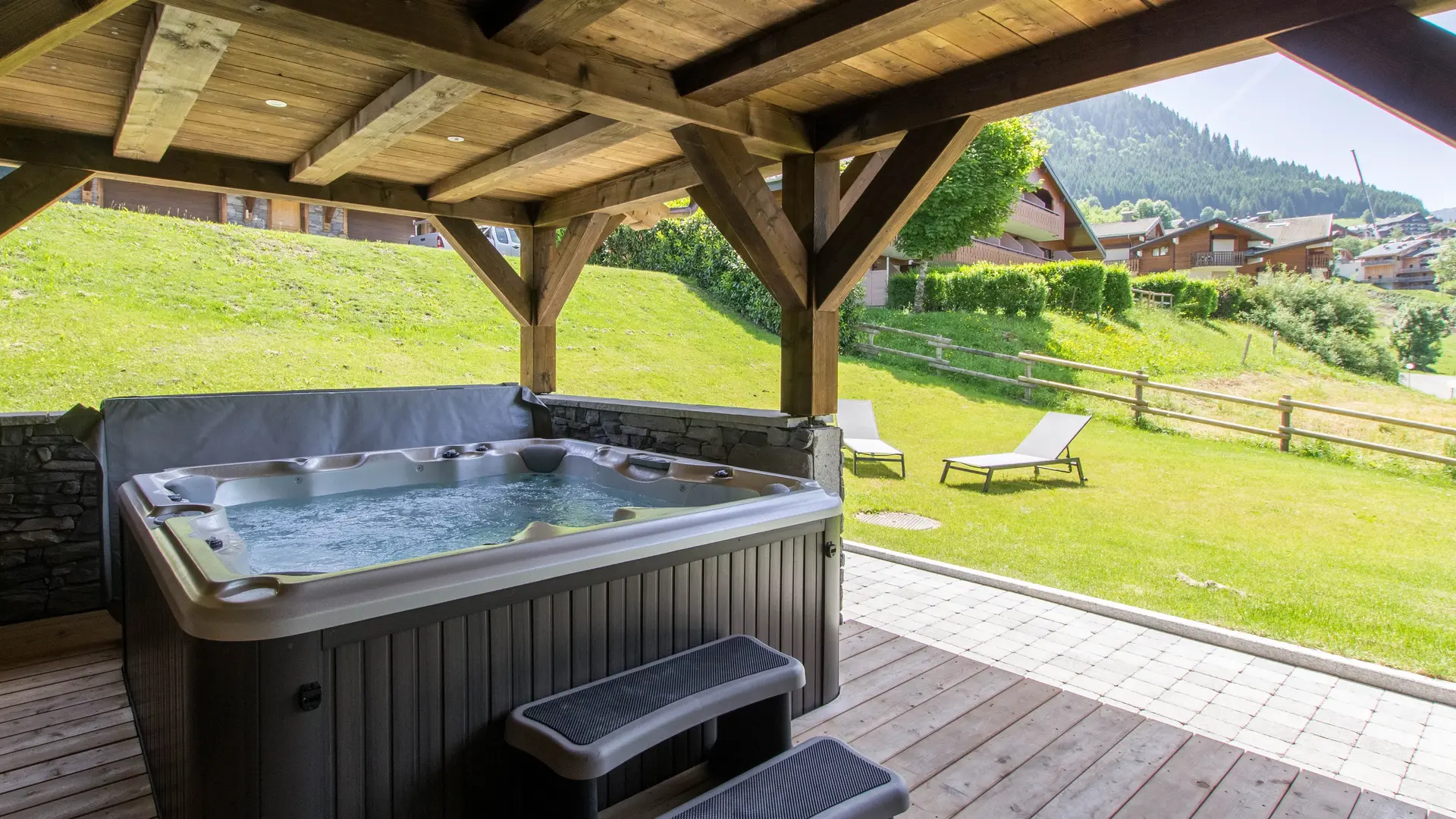 Bains à remouds sur la terrasse couverte