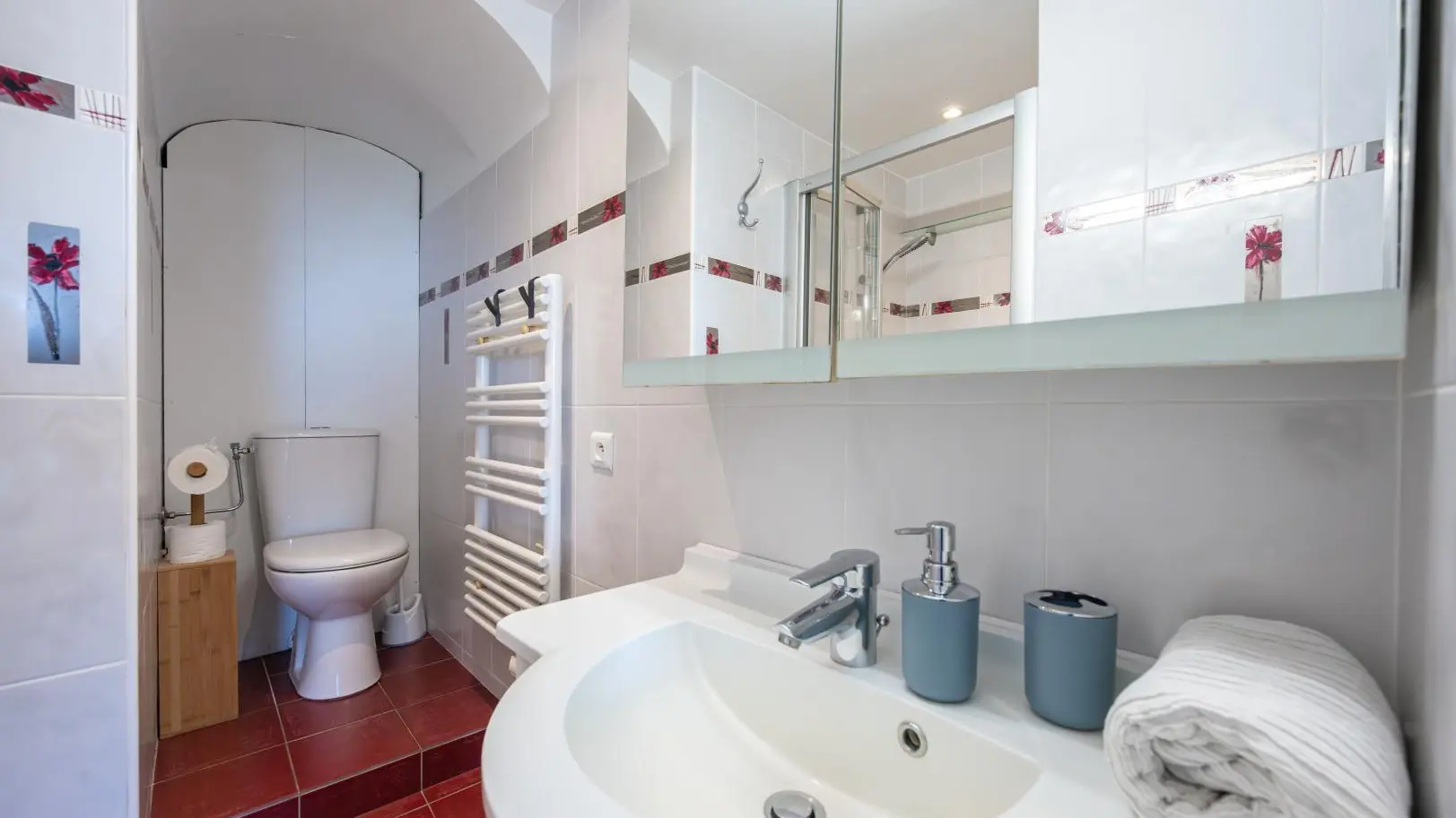 Le Cactus-salle d'eau-Mas d'Angeline-Beausoleil-Gîtes de France des Alpes-Maritimes