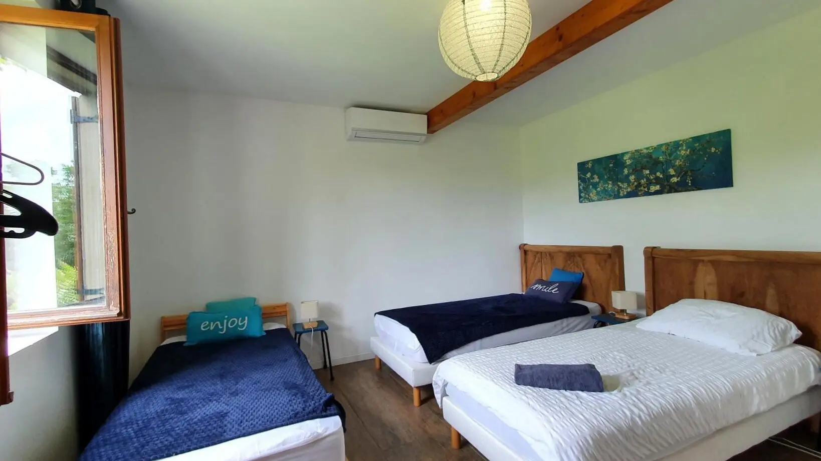 La chambre 2 est composée de 3 lits simples (1 lit en 90*190 et 2 lits en 90*200 qui peuvent se réunir et former un lit en 180*200).