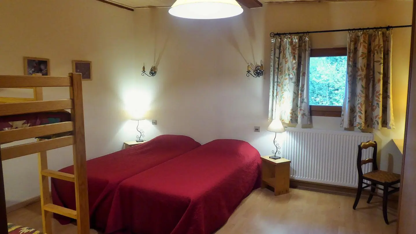 Chambre GENTIANE pour 4 personnes.
Un lit médicalisé peut être installé dans cette chambre (Sur demande auprès de la pharmacie de Thônes)