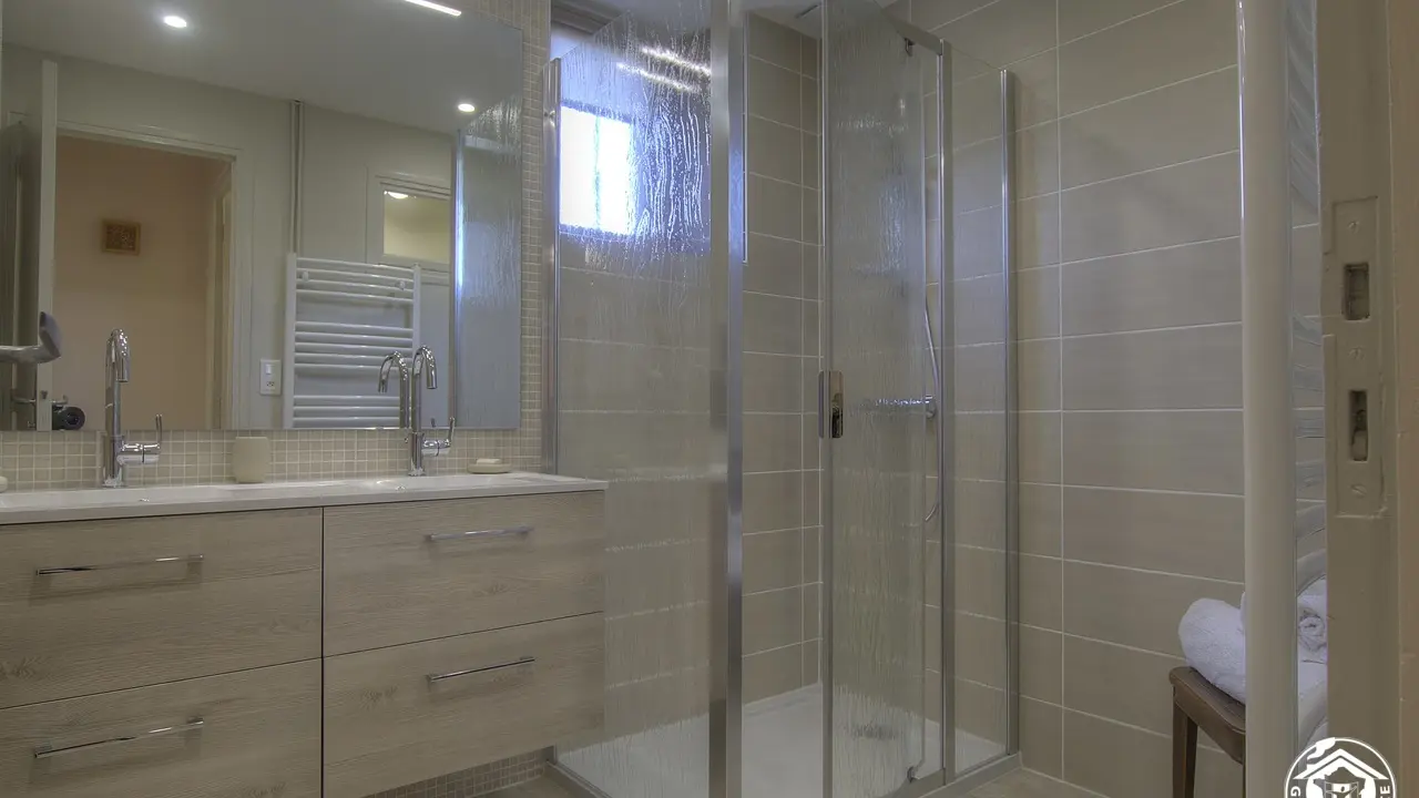salle d'eau avec douche meuble deux vasques. baignoire enfant en bas age. marche pied. seche cheveux