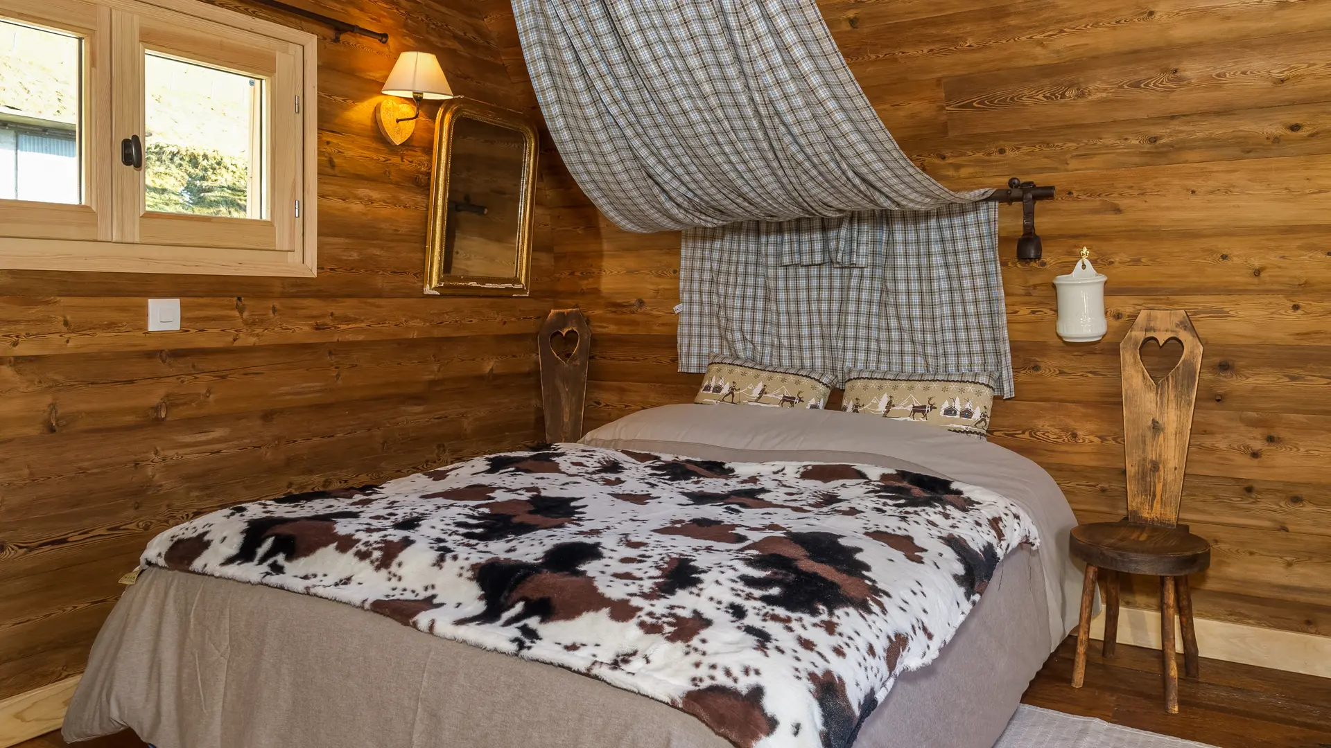 chambre double avec décoration en bois et ciel de lit