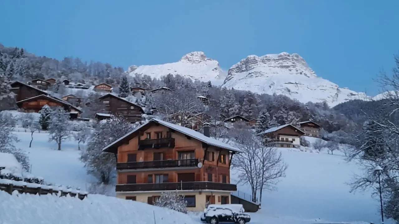 Maison adossé aux Aravis