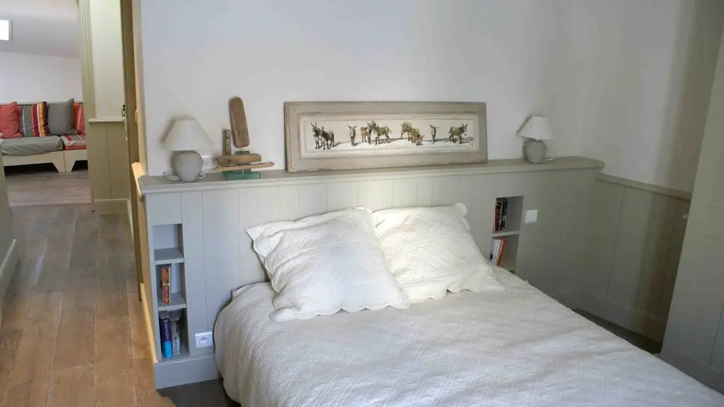 Habitación con cama de 140 x 200 cm.