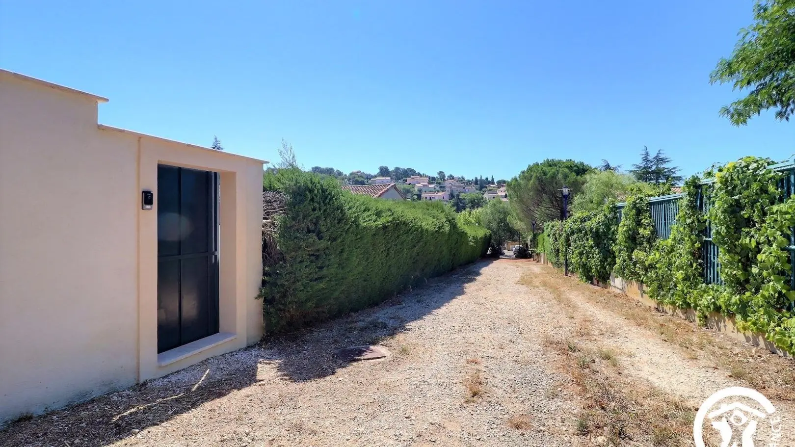 Chemin d'accès au gîte, entrée indépendante